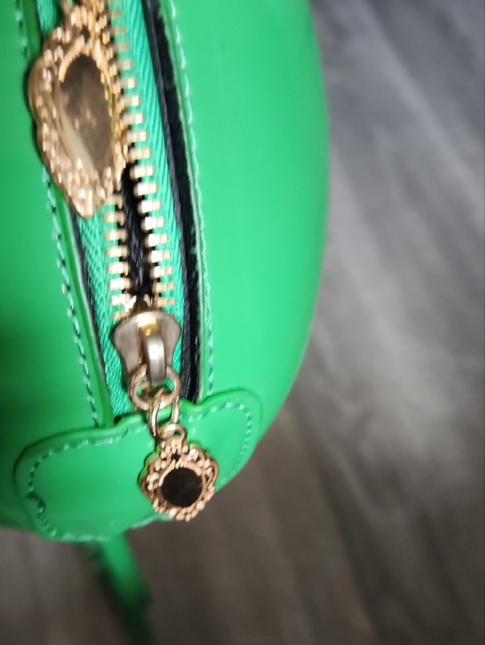 Glossy Green Apple-Shaped Crossbody Bag with Leaf Accent - Picture 5 of 7